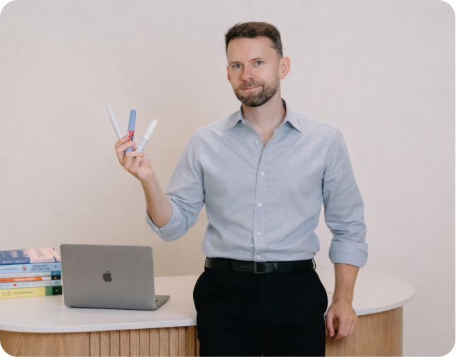 Pacjentka podczas pracy przy komputerze - zdrowy styl życia po leczeniu otyłości