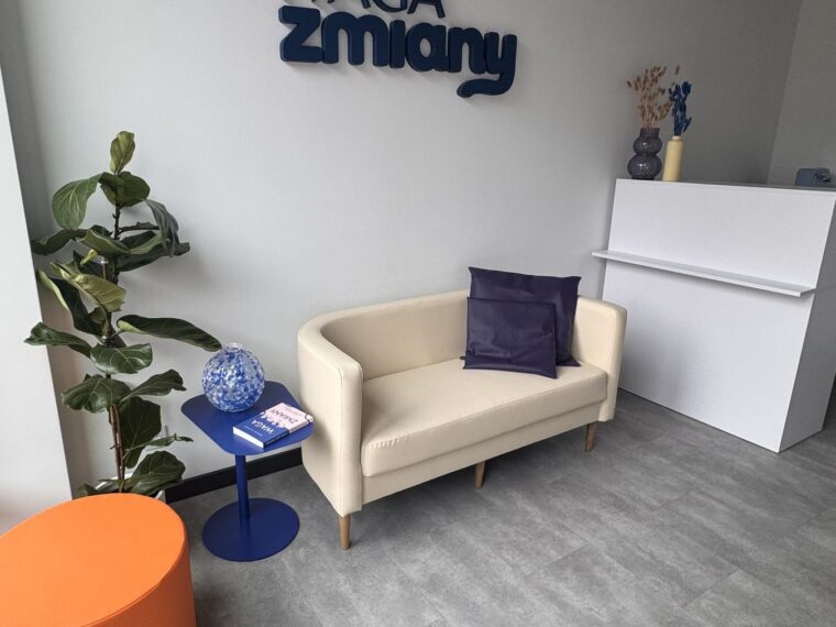 Poczekalnia i recepcja przychodni Waga Zmiany